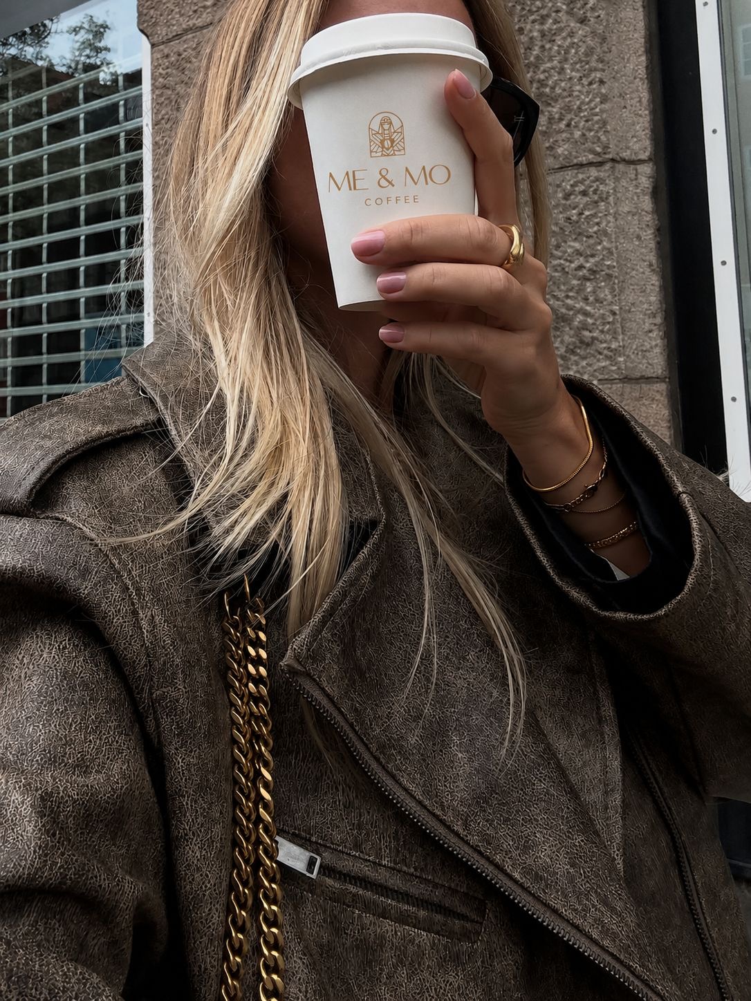 ME & MO Coffee To-Go-Becher im Lifestyle-Setting