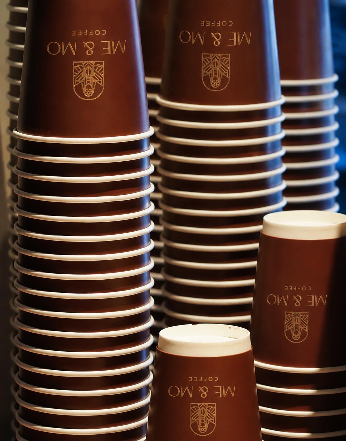 Gestapelte ME & MO Coffee-Becher