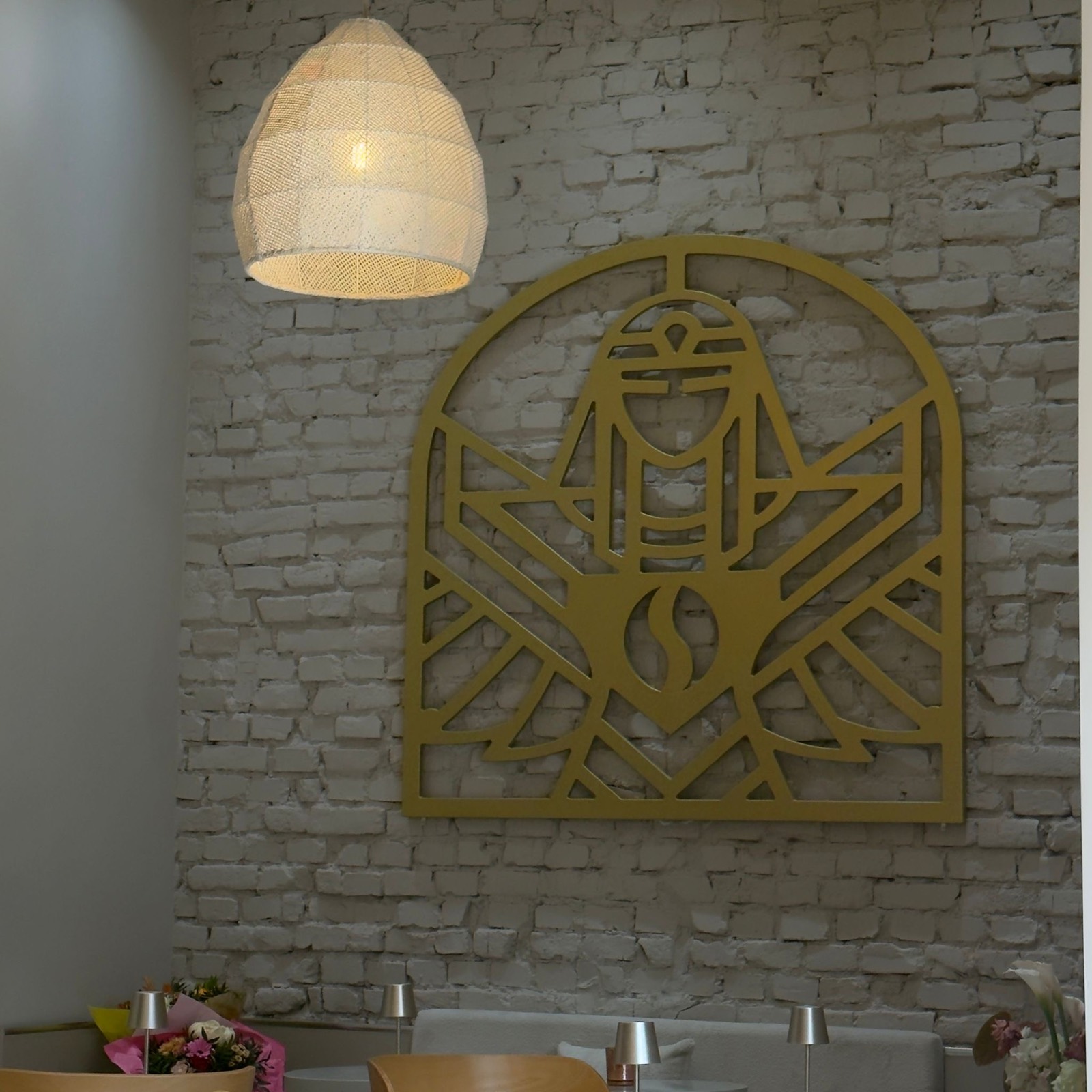 Café-Interieur mit Pharao-Wandbild
