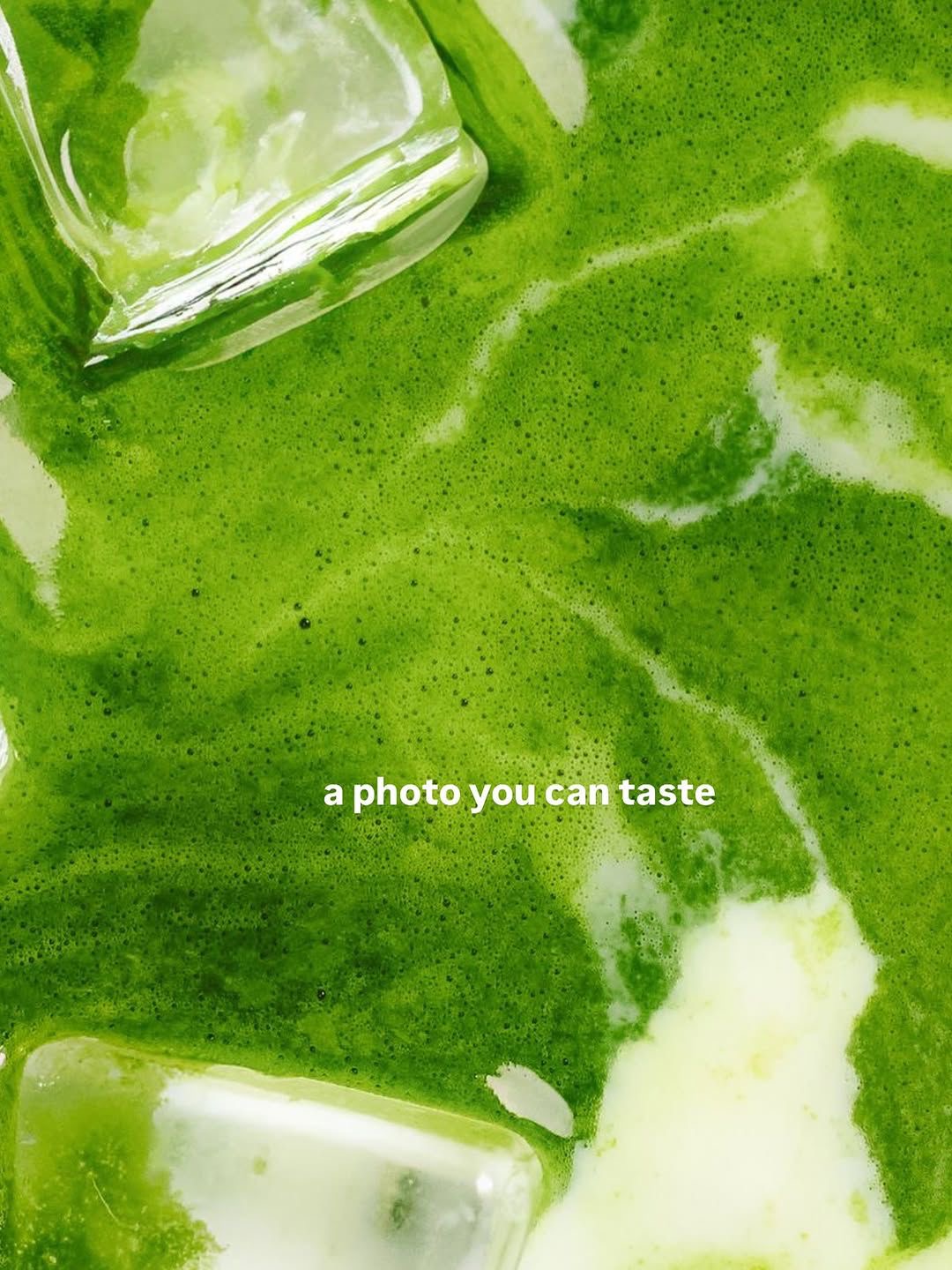 Cremiger Iced Matcha Latte bei ME & MO Coffee in Nahaufnahme