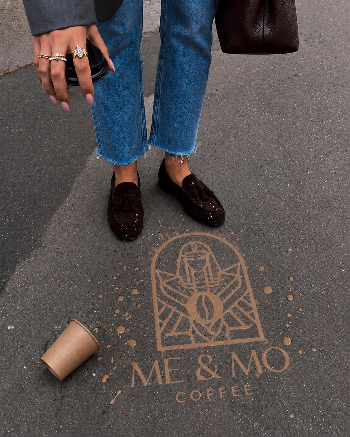 ME & MO Pharao-Logo auf dem Asphalt, Streetstyle